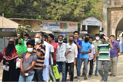 রমজানকে সামনে রেখে ব্রাহ্মণবাড়িয়ায় টিসিবির পণ্য দেওয়া শুরু