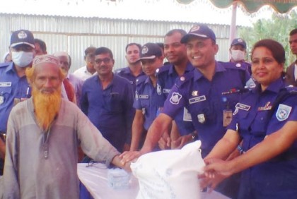 কুড়িগ্রামে দুর্গতদের মাঝে পুলিশের খাদ্য সামগ্রী বিতরণ