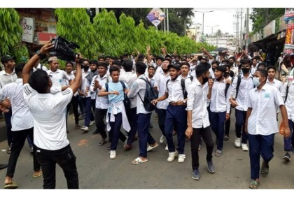 ফেনীতে প্রধান শিক্ষকের অপসারণের দাবিতে ছাত্রদের বিক্ষোভ
