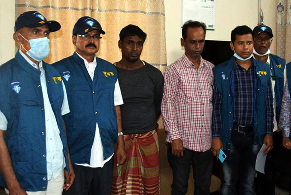 দিনাজপুর রেলস্টেশনে টিকিট কালোবাজারি চক্রের ২ সদস্য আটক