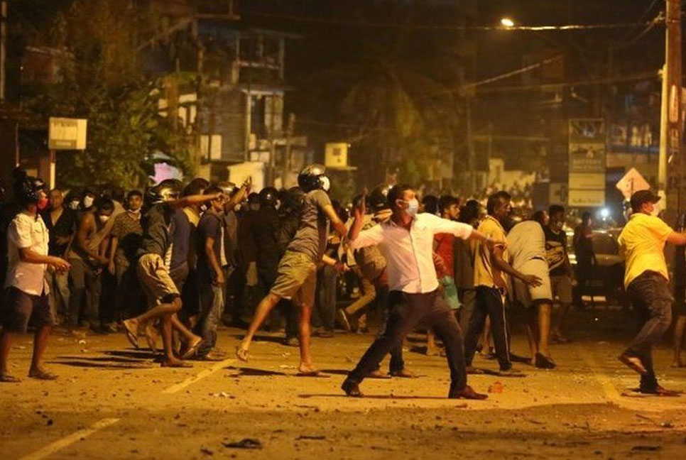 গভীর সঙ্কটে শ্রীলঙ্কা, প্রেসিডেন্টের বাসভবনের সামনে বিক্ষোভ, সংঘর্ষ