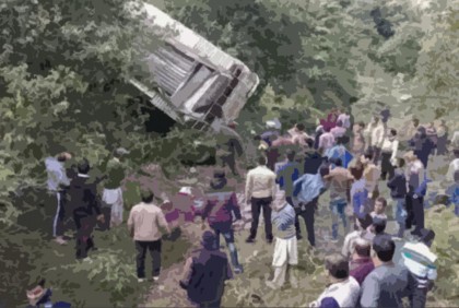 কাশ্মিরে বিয়েবাড়ি থেকে ফেরার পথে গাড়ি খাদে, নিহত ৯