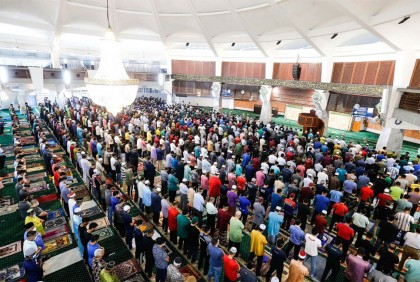 মালয়েশিয়ায় বিধিনিষেধ প্রত্যাহার, জুমার নামাজে মুসল্লিদের ঢল