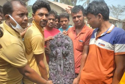 পুকুর খনন করতে গিয়ে মিলল প্রাচীন মূর্তি