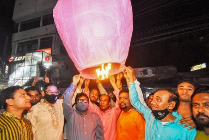 বগুড়ায় ফানুস উড়িয়ে জয় বাংলার জয়োৎসব