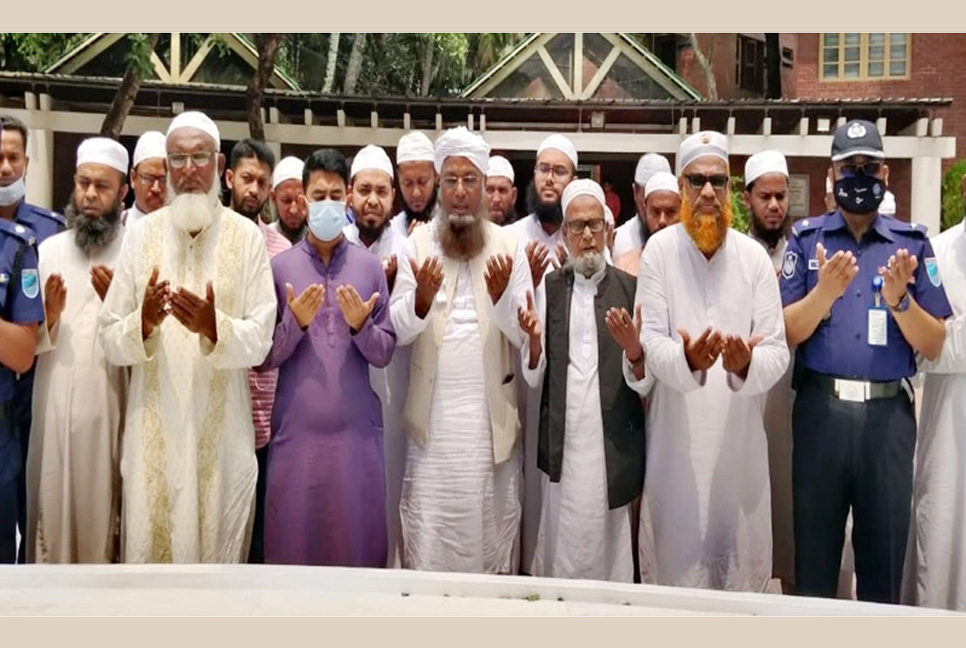 টুঙ্গিপাড়ায় বঙ্গবন্ধুর সমাধিতে বায়তুল মোকাররম মসজিদের খতিবের শ্রদ্ধা

