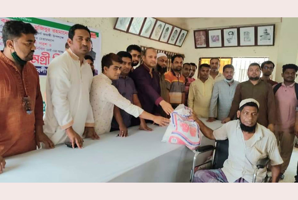 কুমিল্লায় শতাধিক অসহায়ের মাঝে যুবলীগের ইফতার সামগ্রী বিতরণ