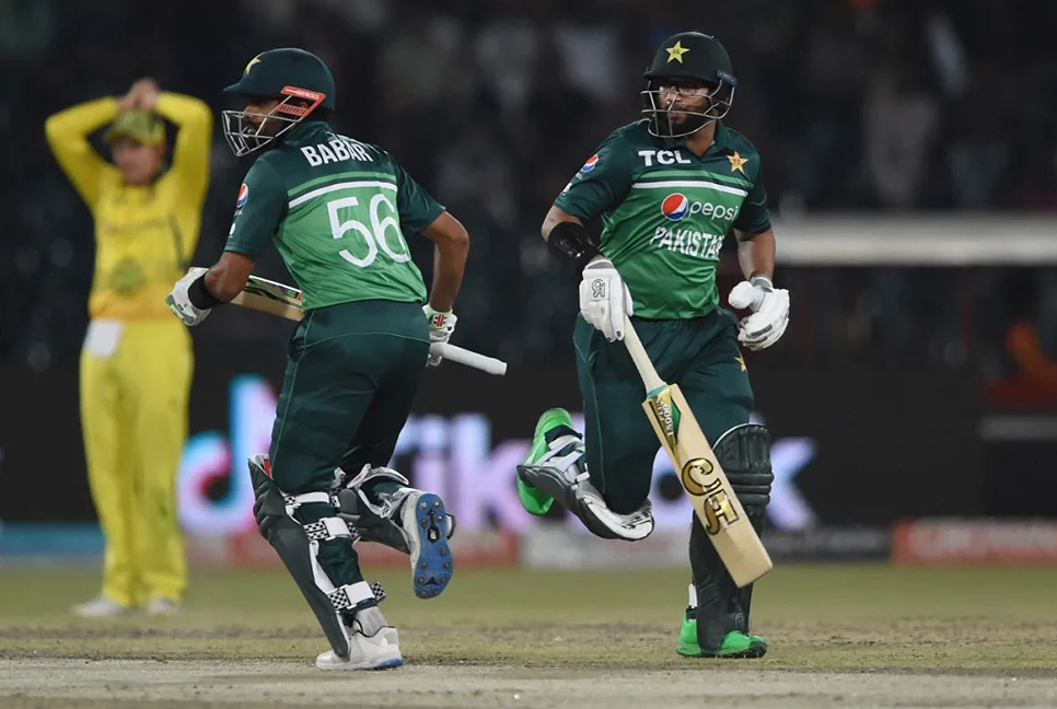 আবারও শতক হাঁকালেন বাবর