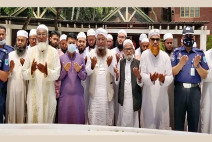টুঙ্গিপাড়ায় বঙ্গবন্ধুর সমাধিতে বায়তুল মোকাররম মসজিদের খতিবের শ্রদ্ধা

