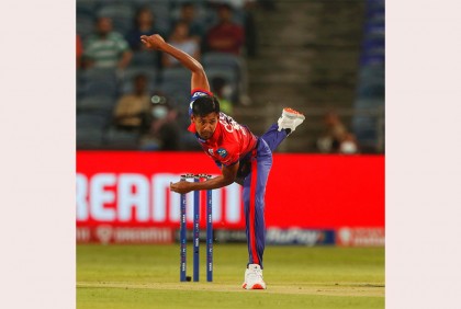 আইপিএলে প্রথম ওভারেই উইকেট নিলেন মুস্তাফিজ