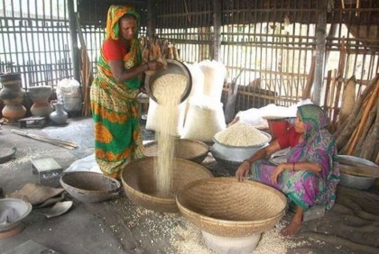 মুড়ি ভাজায় ব্যস্ততা নাটোরের ৬ গ্রামে