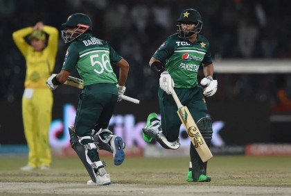 আবারও শতক হাঁকালেন বাবর