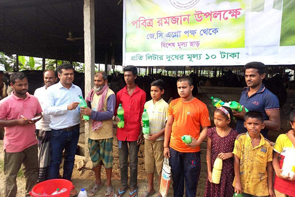 রমজানে ১০ টাকা লিটারে দুধ বিক্রি করছেন করিমগঞ্জের এরশাদ