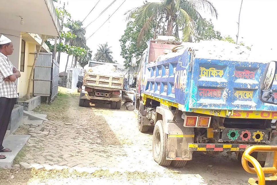 অবৈধভাবে পাহাড় কাটার দায়ে ৩টি ডাম্পার জব্দ