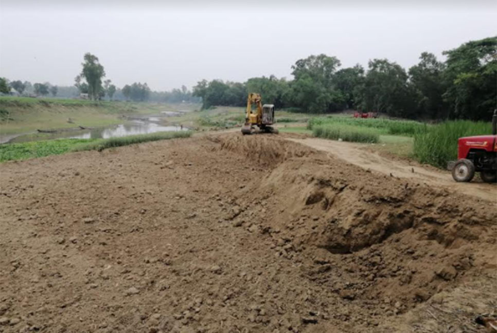 সখীপুরে বংশাইল নদীর পাড় কেটে মাটি বিক্রির অভিযোগ