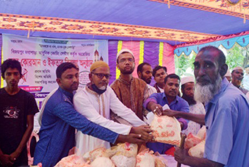 লালপুরে ইফতার সামগ্রী বিতরণ