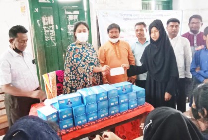 পাকুন্দিয়ায় শিক্ষার্থীদের
মাঝে মাস্ক বিতরণ