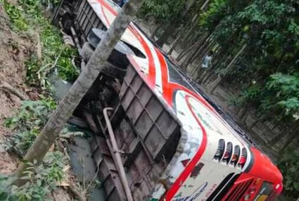 ঝালকাঠিতে নিয়ন্ত্রণ হারিয়ে বাস খাদে