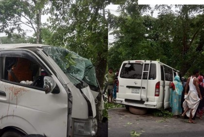 গৌরনদীতে মাইক্রোবাস দুর্ঘটনায় আহত ৭