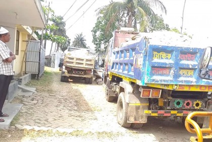 অবৈধভাবে পাহাড় কাটার দায়ে ৩টি ডাম্পার জব্দ