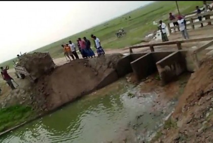 ধনু নদের পানি বৃদ্ধি পাওয়ায় হাওর ডুবির শঙ্কায় কৃষকরা