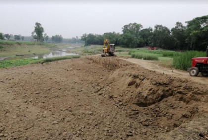 সখীপুরে বংশাইল নদীর পাড় কেটে মাটি বিক্রির অভিযোগ