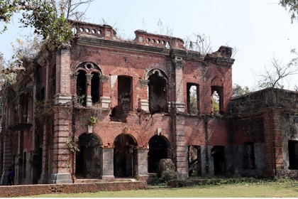 অযত্নে অবহেলায় টংকনাথের রাজবাড়ি এখন ভুতুড়ে বাড়ি হিসেবে রূপ নিয়েছে
