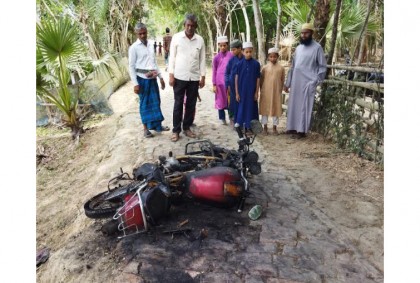 মোরেলগঞ্জে ব্যবসায়ীকে মারধর করে মোটরসাইকেলে আগুন