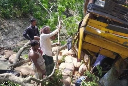 চুয়াডাঙ্গায় ট্রাক উল্টে চালক ও হেলপার নিহত