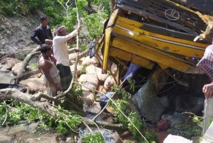 চুয়াডাঙ্গায় ট্রাক উল্টে নিহত ২