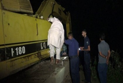 অবৈধ পুকুর খনন বন্ধে রাতে প্রশাসনের অভিযান