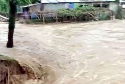 উজানের ঢলে ডুবছে সিলেটের নিম্নাঞ্চল, উৎকণ্ঠা 

