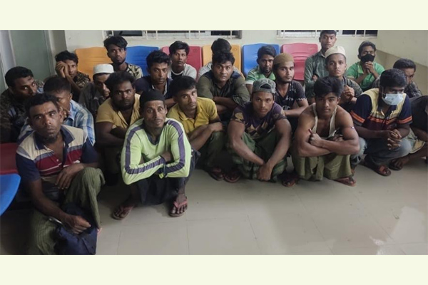 টেকনাফে অভিযান চালিয়ে ৫০ জন রোহিঙ্গা আটক 