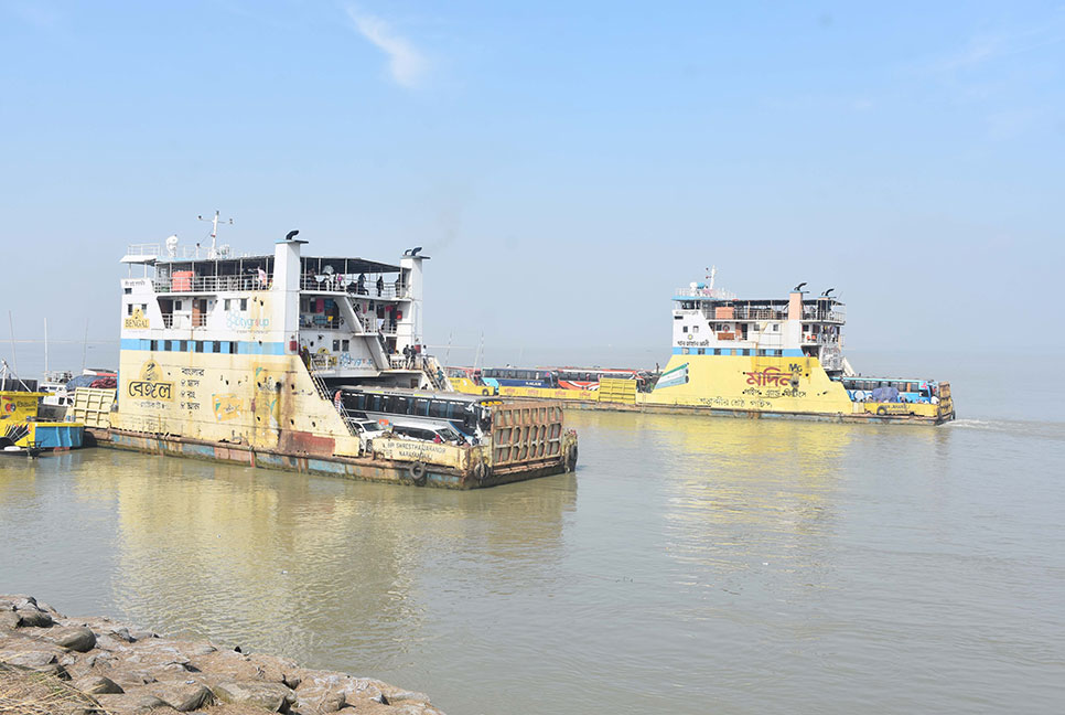 দৌলতদিয়ায় কমেছে ফেরি, ট্রাক-কাভার্ডভ্যান চালকদের ভোগান্তি