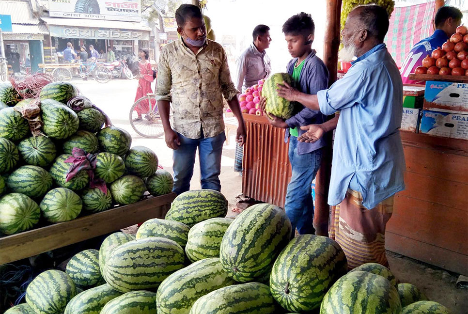 ক্রয় ক্ষমতার বাইরে তরমুজ!