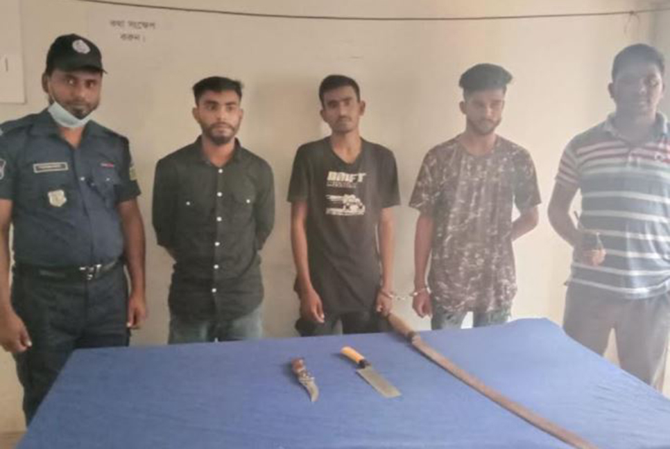ডাকাতির প্রস্তুতিকালে অস্ত্রসহ তিনজন গ্রেফতার