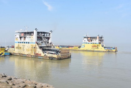 দৌলতদিয়ায় কমেছে ফেরি, ট্রাক-কাভার্ডভ্যান চালকদের ভোগান্তি