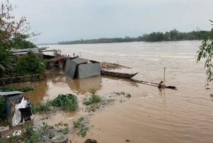 ডুবছে হাওর, কাঁদছে কৃষক

