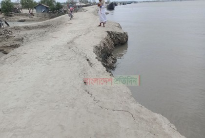 প্রতাপনগরে কপোতাক্ষ নদের বেড়িবাঁধে ভাঙন
