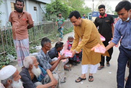 নাটোরে পথচারী এবং দুস্থ ব্যক্তিদের জন্যে ইফতার বিতরণ 