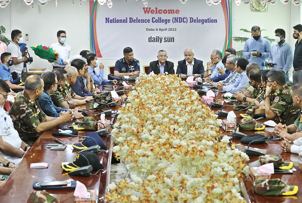 ইস্ট ওয়েস্ট মিডিয়া পরিদর্শনে এনডিসি প্রতিনিধি দল