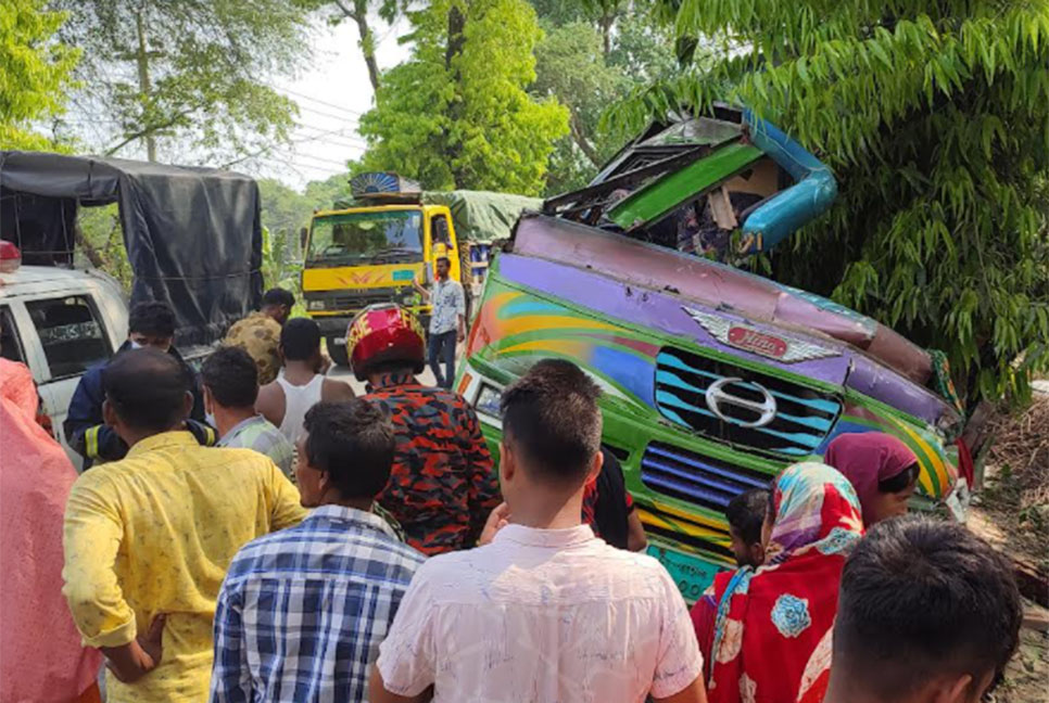 
নিয়ন্ত্রণ হারিয়ে গাছের সঙ্গে বাসের ধাক্কা, মা-ছেলেসহ নিহত ৩  