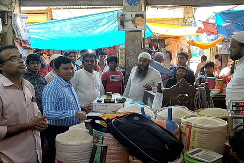 ভ্রাম্যমাণ আদালতের অভিযানে নবীনগরে ৫ দোকানিকে জরিমানা