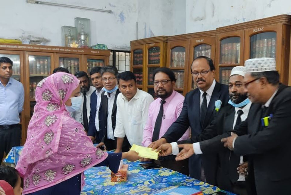 মুন্সীগঞ্জে প্রয়াত ৬ আইনজীবীর পরিবারকে আর্থিক সহায়তা 