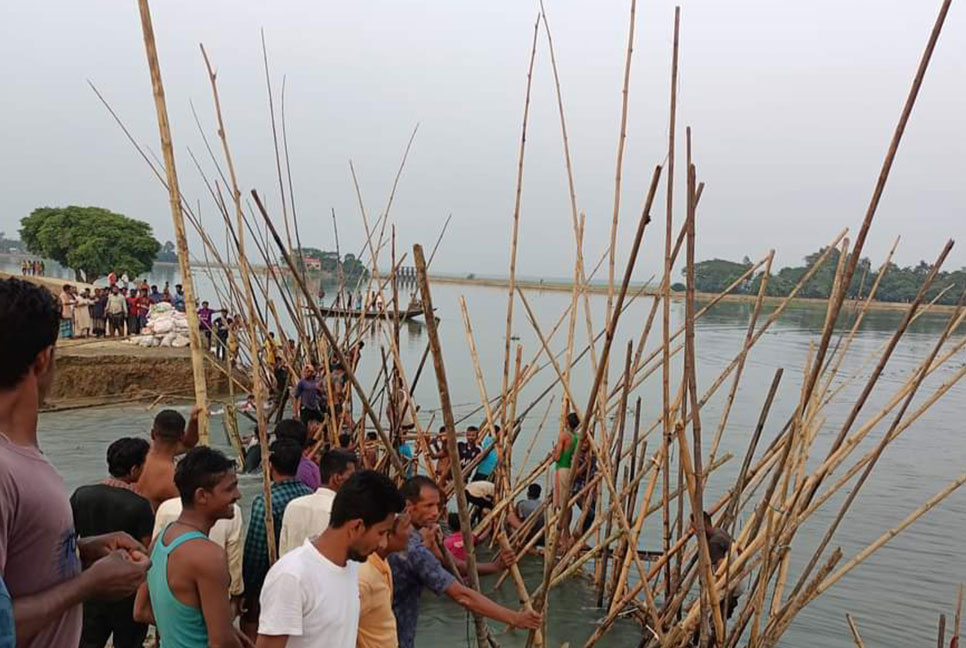 টাংনির হাওরের বাঁধ রক্ষায় লড়ে যাচ্ছেন কৃষকরা