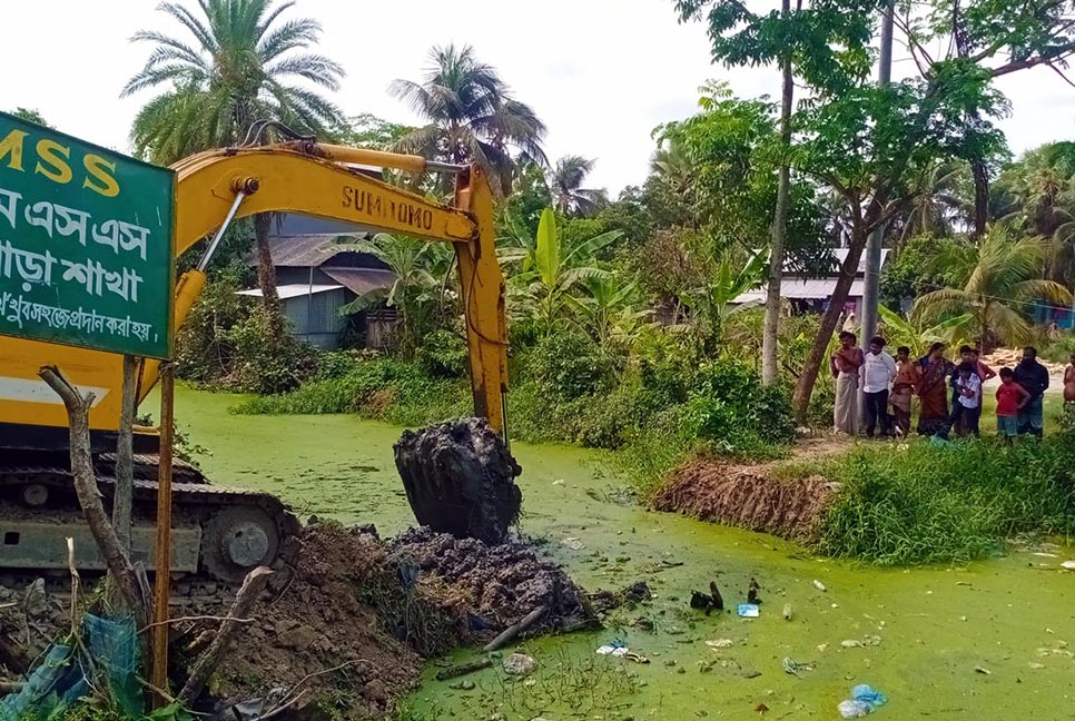 কলাপাড়ায় জীন খাল উদ্ধারে নেমেছে প্রশাসন