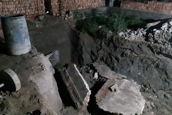কবরের দেয়াল ধসে শ্রমিকের মৃত্যু 


