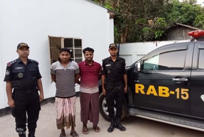 উখিয়ায় আমদানি নিষিদ্ধ এনার্জি ড্রিংক ও বিদেশি সিগারেটসহ আটক ২