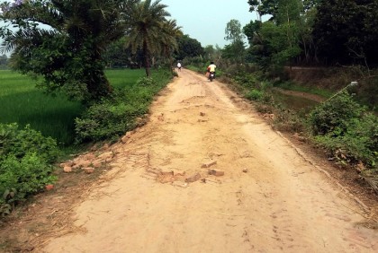 তিন কিলোমিটার রাস্তা বেহাল, দুর্ভোগে মানুষ