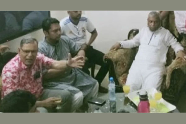 হামলা-ভাঙচুর : কামরানের বাসায় মেয়র আরিফ 

